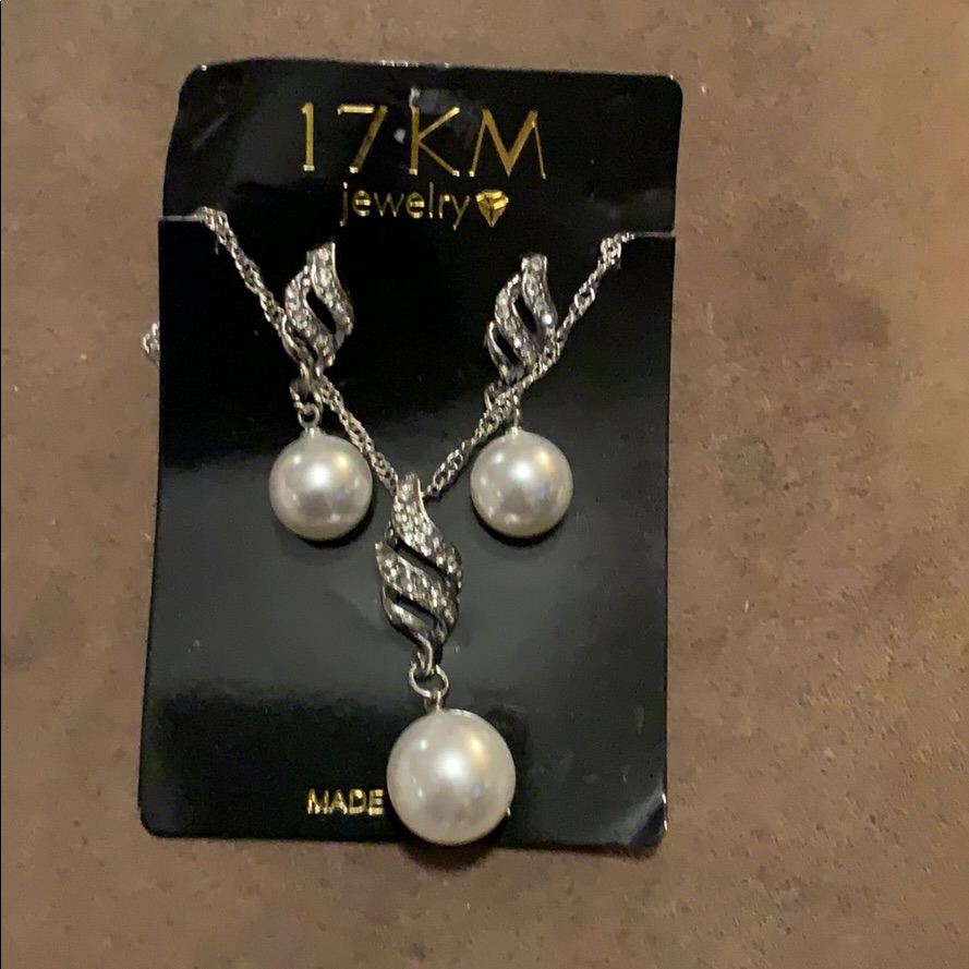 Silver W/Rhinestone & Pearl Necklace Set